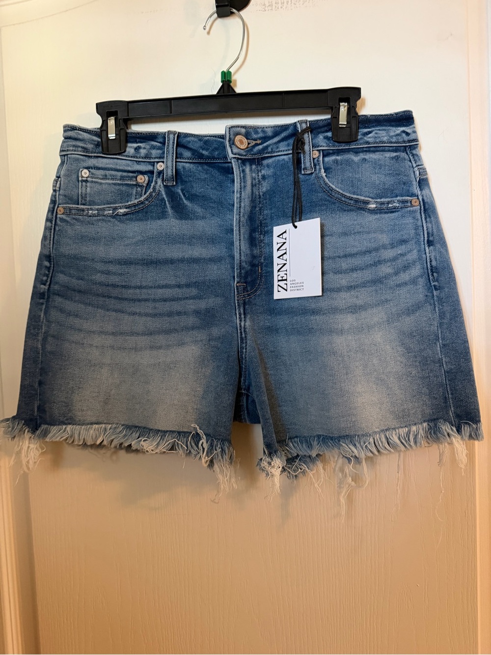 NWT Zenana Mid Rise Raw Frayed Hem Denim Shorts Medium Wash w/Stretch Size L